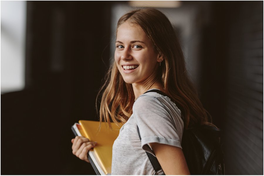 Jeune étudiante souriante